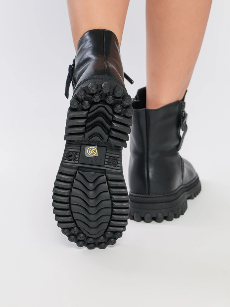Ботинки черного цвета с декоративной молнией
